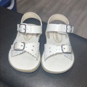 FootMates White Kids Sandals with Buckle